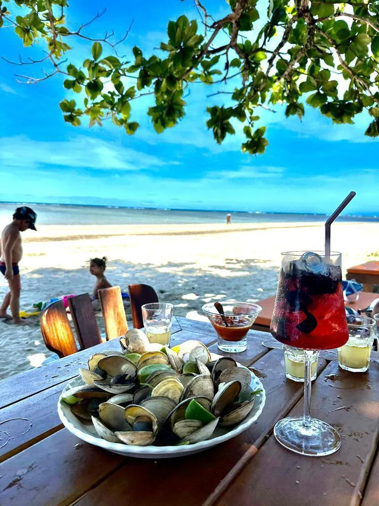 Frutos do mar frescos e drink de frutas vermelhas à beira-mar